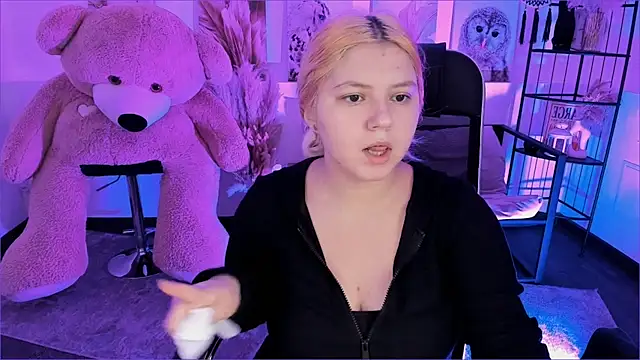 Snapshot of DiaAngell chatting on December 3, 2025, 10:20 pm DiaAngell online show from December 3, 2025, 10:20 pm