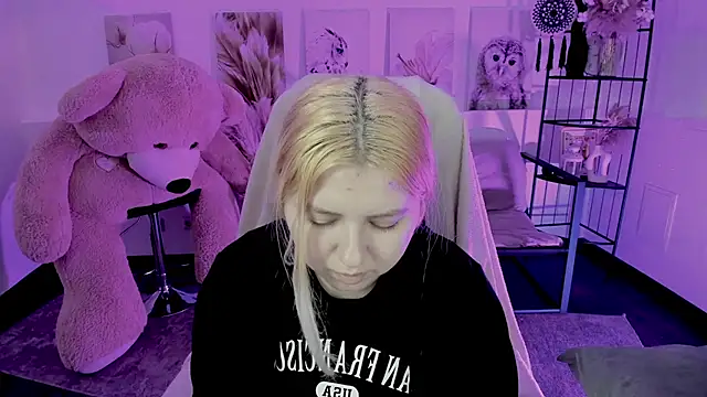 Snapshot of DiaAngell chatting on November 25, 2025, 8:42 pm DiaAngell online show from November 25, 2025, 8:42 pm