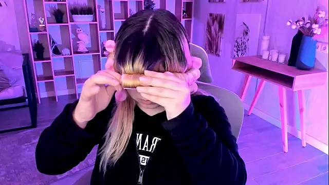 Snapshot of DiaAngell chatting on November 8, 2025, 7:50 pm DiaAngell online show from November 8, 2025, 7:50 pm