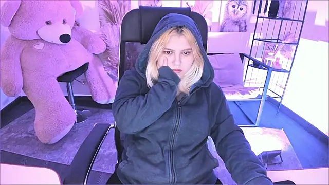 DiaAngell online show from December 13, 2025, 8:04 pm