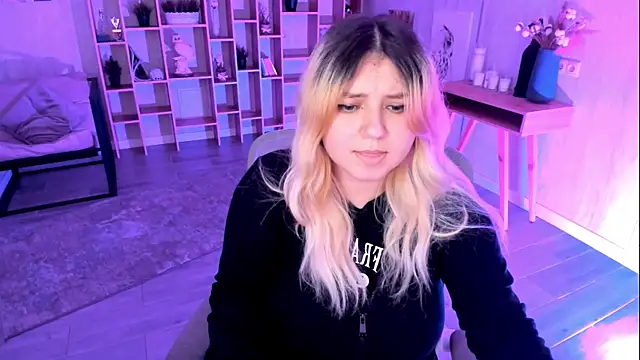 Snapshot of DiaAngell chatting on November 9, 2025, 7:56 am DiaAngell online show from November 9, 2025, 7:56 am