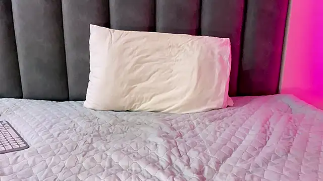 Snapshot of max_shy chatting on November 3, 2025, 5:49 pm max shy online show from November 3, 2025, 5:49 pm