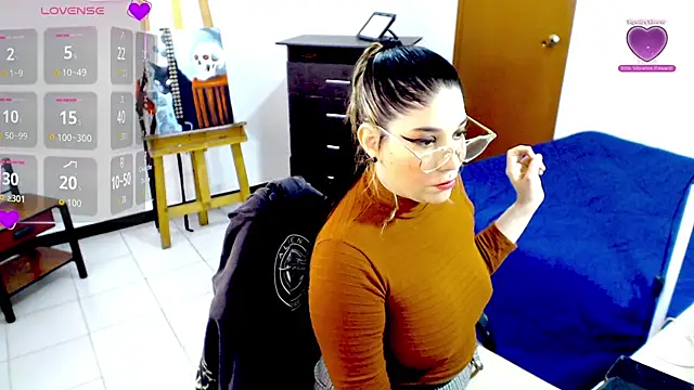 Snapshot of sharonnleon chatting on January 9, 2026, 7:43 pm sharonnleon online show from January 9, 2026, 7:43 pm