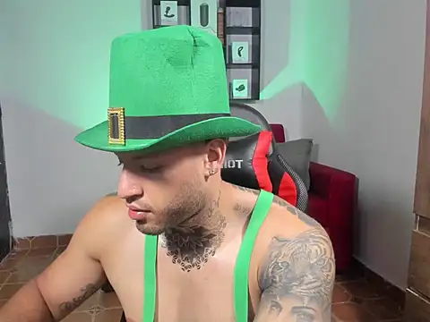 Snapshot of dereckgreen chatting on March 18, 2025, 1:46 am dereckgreen online show from March 18, 2025, 1:46 am