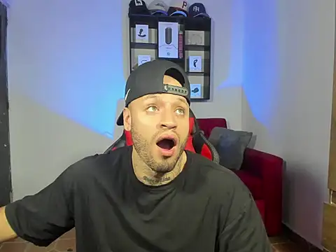 Snapshot of dereckgreen chatting on March 13, 2025, 10:10 pm dereckgreen online show from March 13, 2025, 10:10 pm