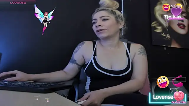 viktoria davis  online show from November 14, 2025, 10:35 pm