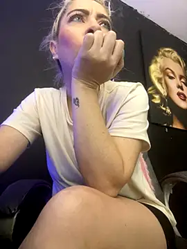 viktoria davis  online show from October 31, 2025, 9:54 pm