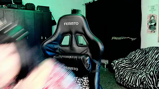 Snapshot of roxy_toxic chatting on January 14, 2026, 12:47 am roxy toxic online show from January 14, 2026, 12:47 am