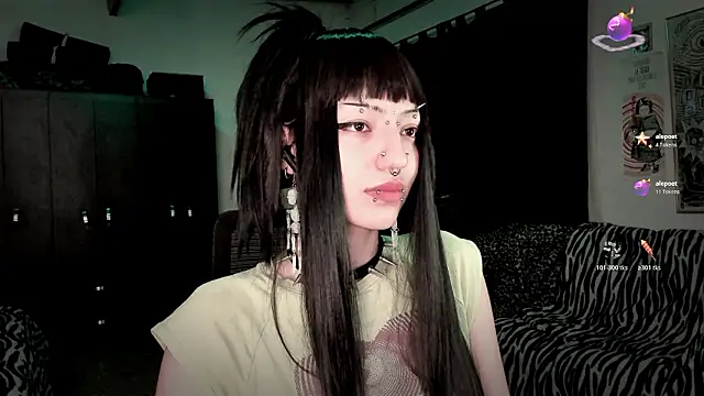 Snapshot of roxy_toxic chatting on February 26, 2026, 12:21 am roxy toxic online show from February 26, 2026, 12:21 am