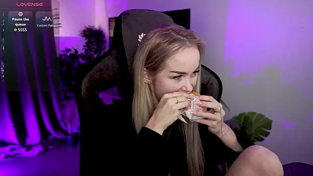 DakotaaJohnnson online show from September 18, 2025, 11:02 am