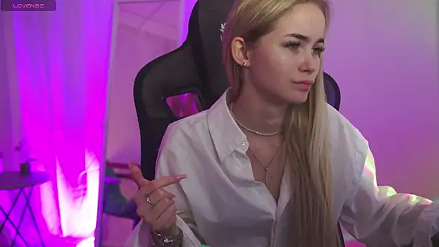 DakotaaJohnnson online show from October 28, 2025, 12:15 pm