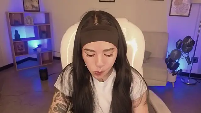 Nicole Foxx  online show from November 25, 2025, 7:47 pm