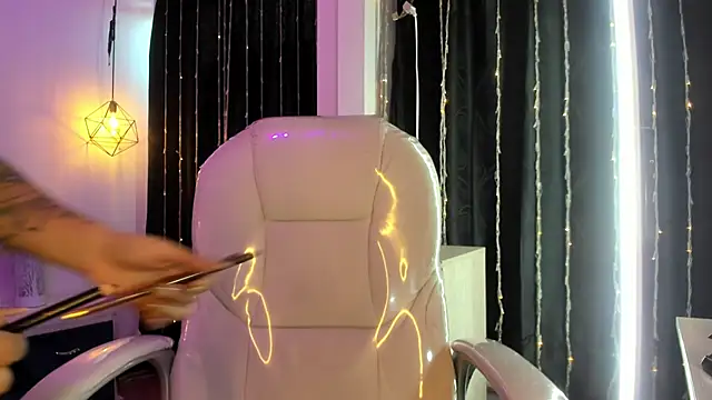 Nicole Foxx  online show from March 9, 2025, 2:54 pm