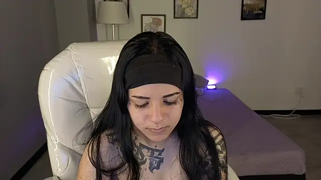 Nicole Foxx  online show from October 3, 2025, 7:48 pm