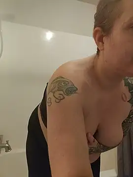 Snapshot of TattedMamaXOXO chatting on March 9, 2026, 1:36 pm TattedMamaXOXO online show from March 9, 2026, 1:36 pm