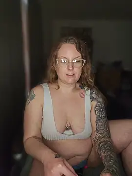 Snapshot of TattedMamaXOXO chatting on April 1, 2026, 4:37 pm TattedMamaXOXO online show from April 1, 2026, 4:37 pm