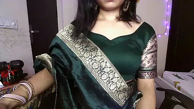 Snapshot of night_queen07 chatting on December 15, 2025, 10:32 am night queen07 online show from December 15, 2025, 10:32 am