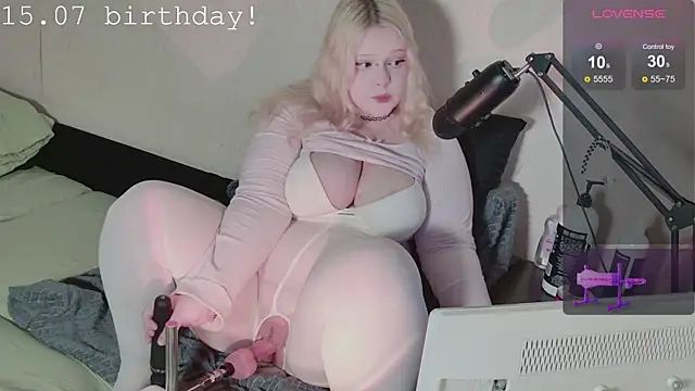Snapshot of Electro_doll chatting on July 9, 2026, 10:20 pm Electro doll online show from July 9, 2026, 10:20 pm