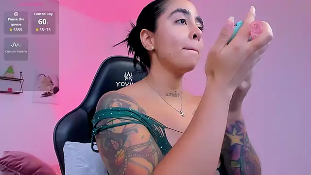 Snapshot of sophierooy22 chatting on December 18, 2025, 2:43 pm sophierooy22 online show from December 18, 2025, 2:43 pm