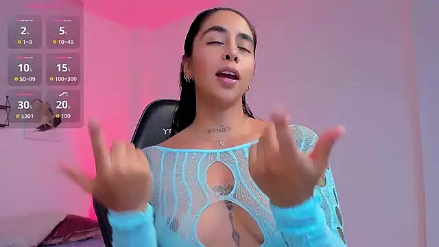 sophierooy22 online show from November 4, 2025, 6:11 pm