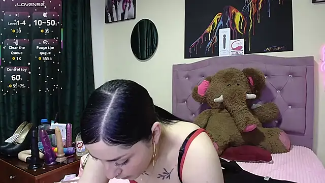 Snapshot of Emmie_Hot chatting on April 1, 2026, 11:44 am Emmie Hot online show from April 1, 2026, 11:44 am