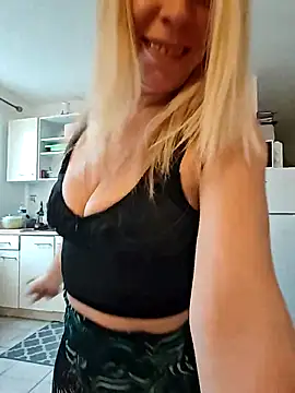 Snapshot of SweetyNinaOff1 chatting on November 19, 2025, 8:14 am SweetyNinaOff1 online show from November 19, 2025, 8:14 am