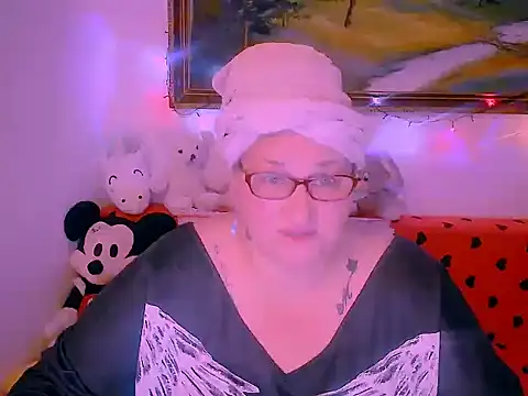 Marryllunax online show from November 22, 2025, 8:08 pm