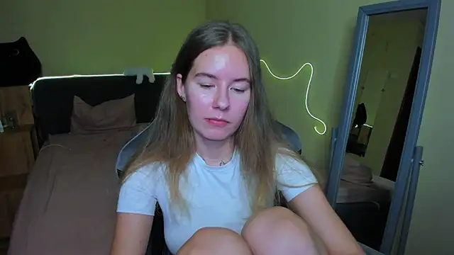 EmilyPaw online show from November 19, 2025, 6:08 pm