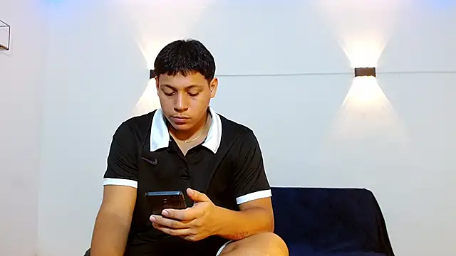 Tylerdrdn online show from November 7, 2025, 9:41 pm