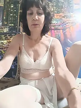 Snapshot of Laura_Kiss chatting on May 22, 2026, 7:34 pm Laura Kiss online show from May 22, 2026, 7:34 pm