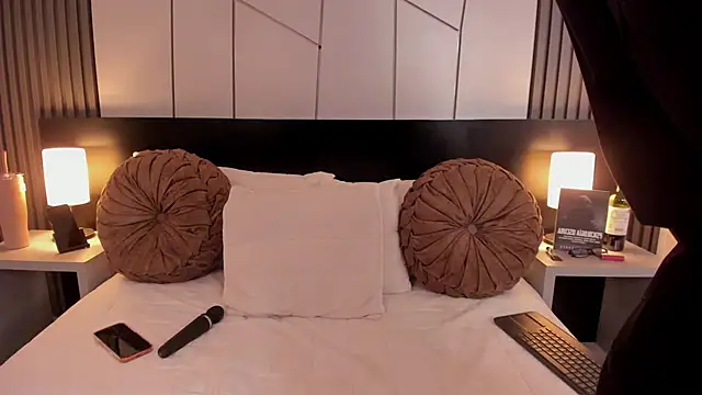 Snapshot of fiorella_paris chatting on November 3, 2025, 3:45 am fiorella paris online show from November 3, 2025, 3:45 am