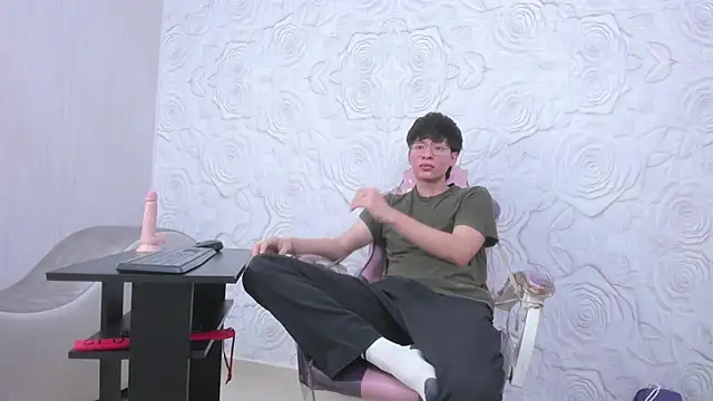 Snapshot of OliverWhite18 chatting on March 11, 2025, 12:17 pm OliverWhite18 online show from March 11, 2025, 12:17 pm