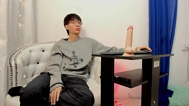 Snapshot of OliverWhite18 chatting on January 26, 2025, 12:33 pm OliverWhite18 online show from January 26, 2025, 12:33 pm