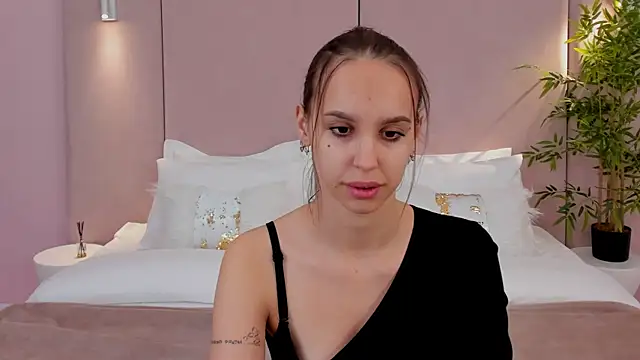 Snapshot of SandraTucker chatting on November 7, 2025, 3:11 am SandraTucker online show from November 7, 2025, 3:11 am