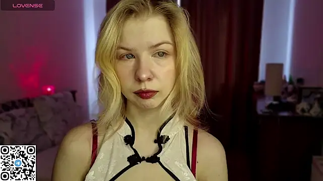 Snapshot of LynetHakes chatting on April 12, 2026, 6:27 am LynetHakes online show from April 12, 2026, 6:27 am