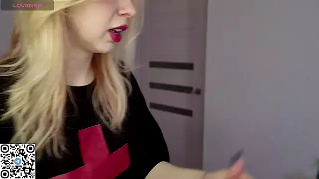 Snapshot of LynetHakes chatting on March 28, 2026, 6:25 am LynetHakes online show from March 28, 2026, 6:25 am