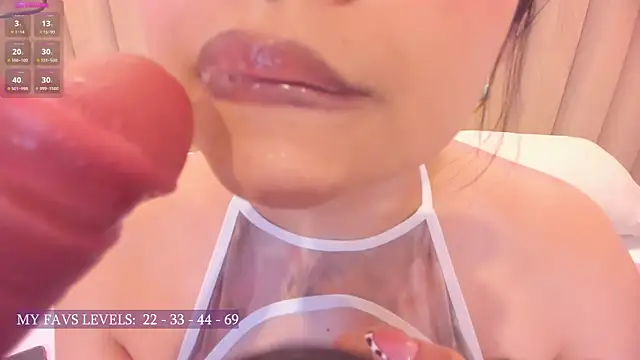 Naomymonroe  online show from September 17, 2025, 9:39 pm