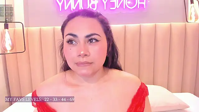 Naomymonroe  online show from October 17, 2025, 9:49 pm