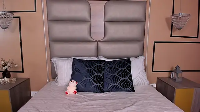 CAYLINCOLLINS online show from September 30, 2025, 3:23 am