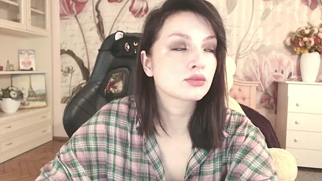 Snapshot of BritneyBarker chatting on October 13, 2025, 12:12 am BritneyBarker online show from October 13, 2025, 12:12 am