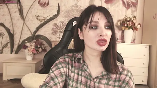 Snapshot of BritneyBarker chatting on November 6, 2025, 9:13 am BritneyBarker online show from November 6, 2025, 9:13 am