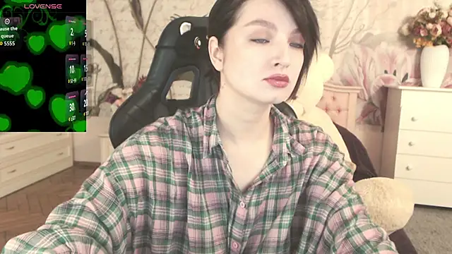 Snapshot of BritneyBarker chatting on October 6, 2025, 2:35 am BritneyBarker online show from October 6, 2025, 2:35 am