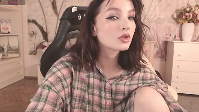 Snapshot of BritneyBarker chatting on September 16, 2025, 8:10 pm BritneyBarker online show from September 16, 2025, 8:10 pm