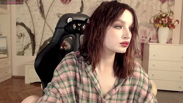 Snapshot of BritneyBarker chatting on November 18, 2025, 7:28 pm BritneyBarker online show from November 18, 2025, 7:28 pm