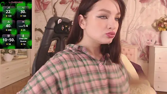 Snapshot of BritneyBarker chatting on September 21, 2025, 4:06 am BritneyBarker online show from September 21, 2025, 4:06 am