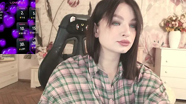 Snapshot of BritneyBarker chatting on September 29, 2025, 1:23 am BritneyBarker online show from September 29, 2025, 1:23 am