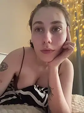 Snapshot of Molli_Luv chatting on April 3, 2026, 12:33 pm Molli Luv online show from April 3, 2026, 12:33 pm