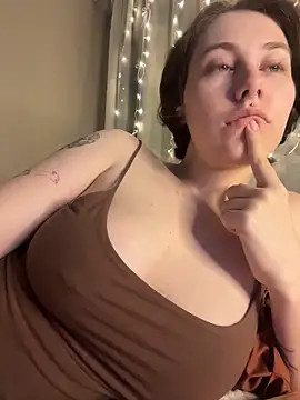 Snapshot of Molli_Luv chatting on March 23, 2026, 1:28 am Molli Luv online show from March 23, 2026, 1:28 am