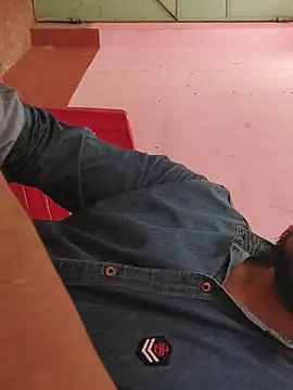 Snapshot of Extrembox5 chatting on November 13, 2025, 10:08 am Extrembox5 online show from November 13, 2025, 10:08 am