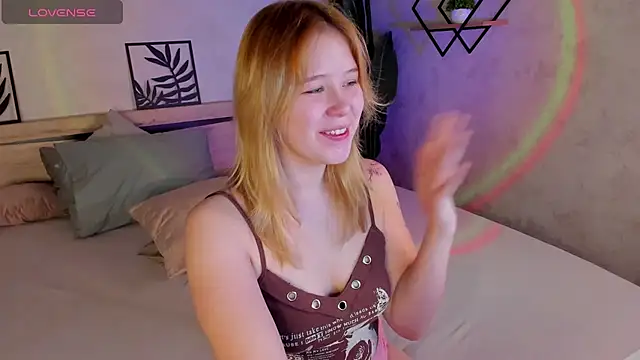 Snapshot of Amy_Kimberlly chatting on October 5, 2025, 12:23 am Amy Kimberlly online show from October 5, 2025, 12:23 am